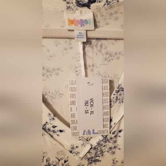 Lularoe XL V-neck top Brand new w/tags - Picture 2 of 2